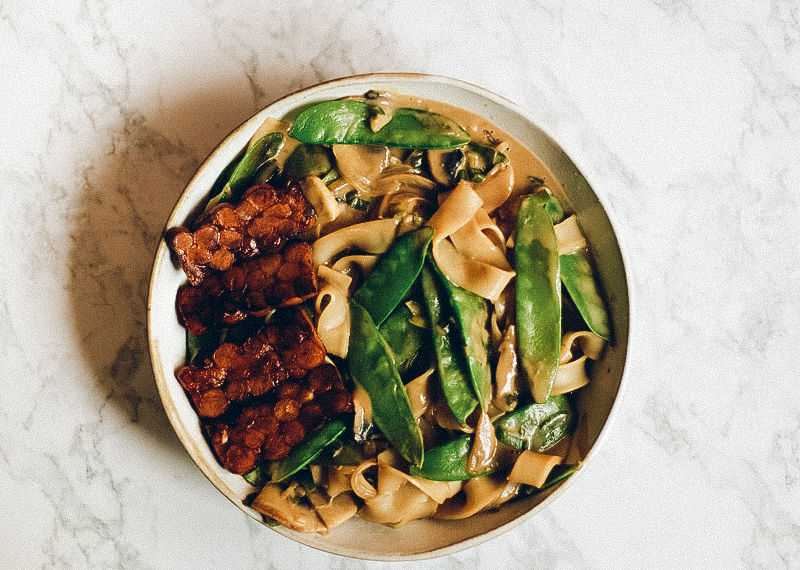 recette de nouilles sautées, sauce thaï et tempeh caramélisé, vegan et sans gluten